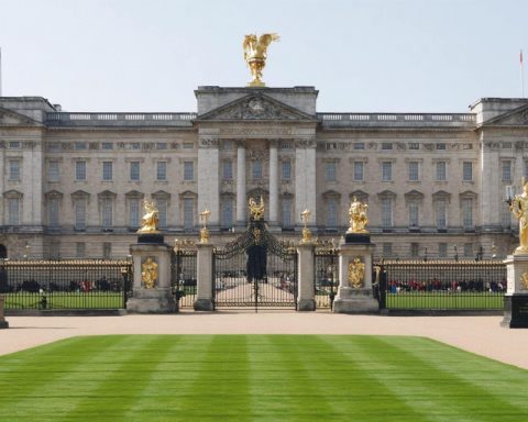 Buckingham Palace Goes Green! How Technology is Driving a Royal Revolution Buckingham Palace Goes Green! How Technology is Driving a Royal Revolution